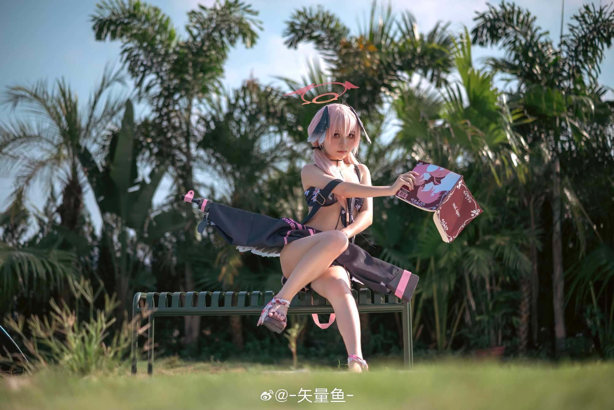 小春同学又在看奇怪的书力！蔚蓝档案下江小春@-矢量鱼-
